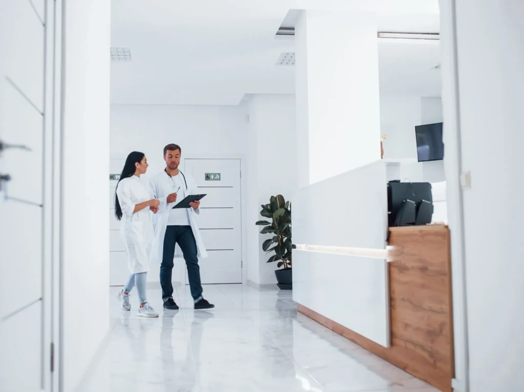 Sala de espera acogedora en clínica de salud en Barcelona