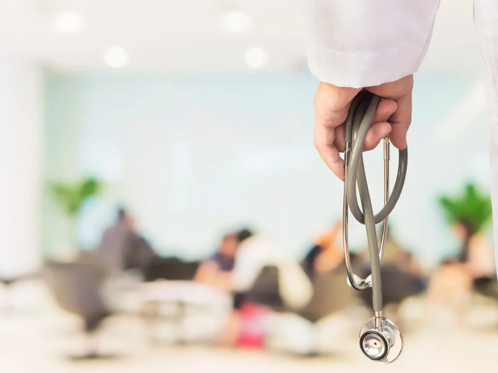 Profesional sanitario atendiendo a paciente en consulta de bienestar